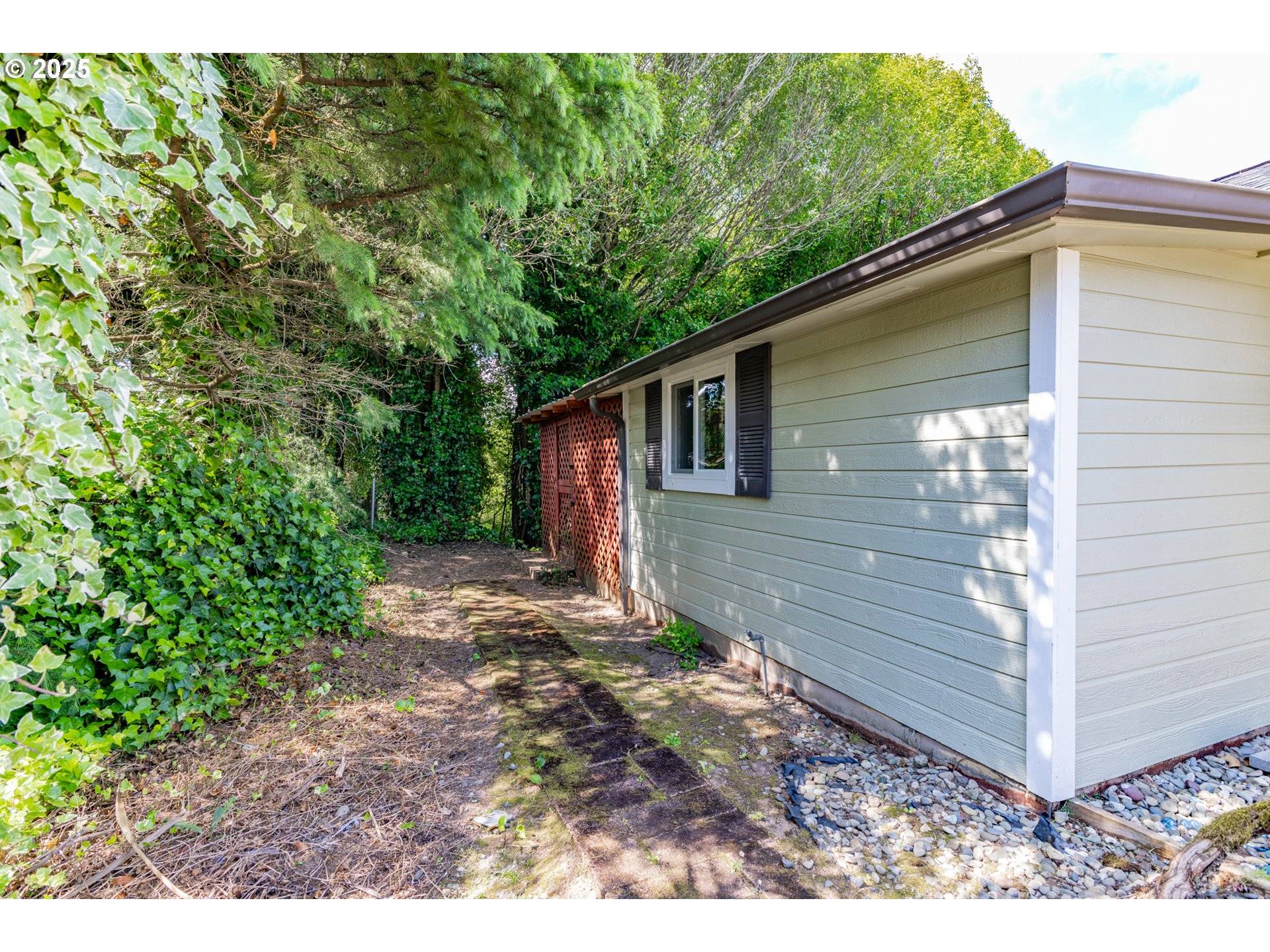 Myrtle Point, OR 97458,512 4TH ST