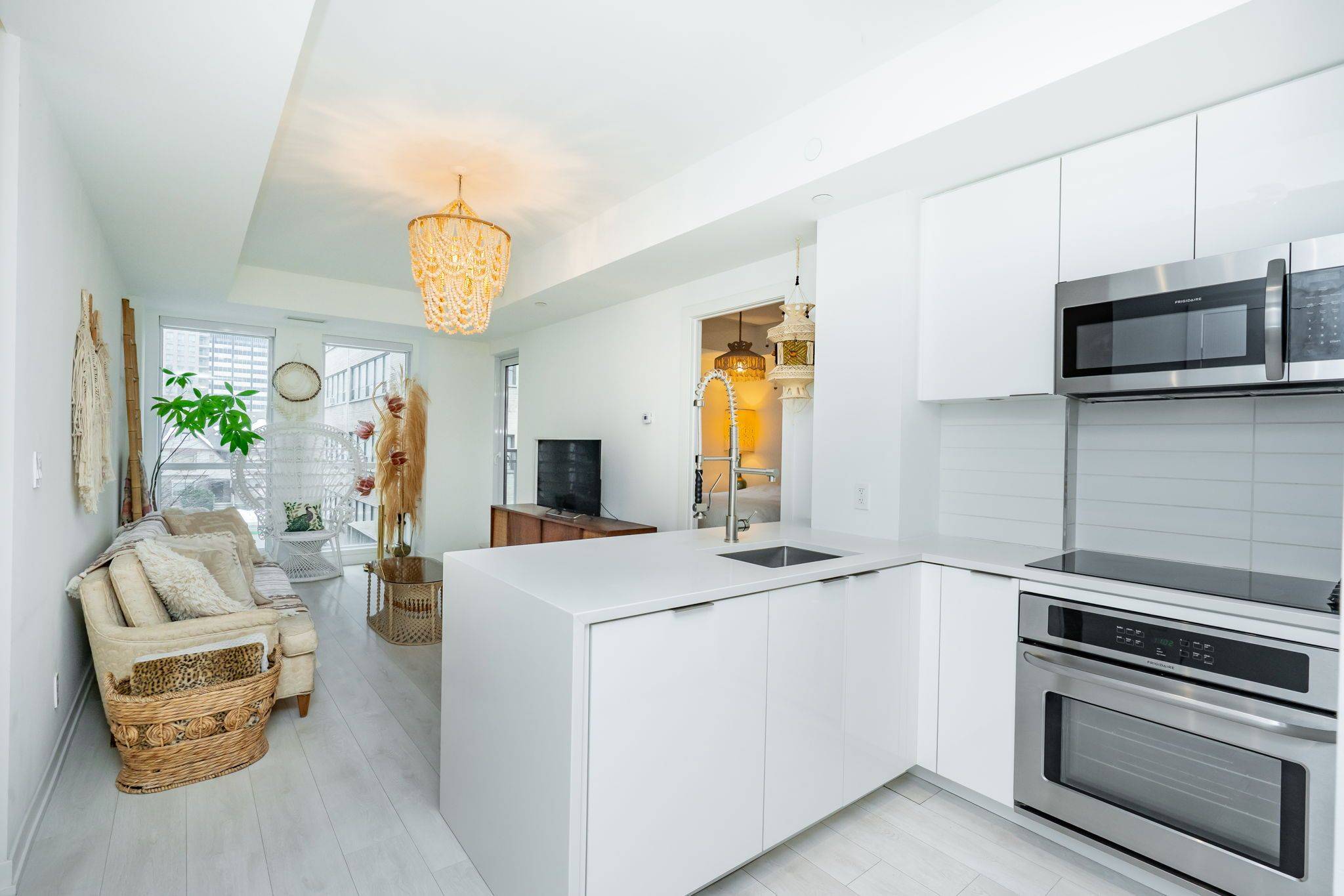 Toronto C02, ON M4V 0A5,223 St. Clair AVE W #201