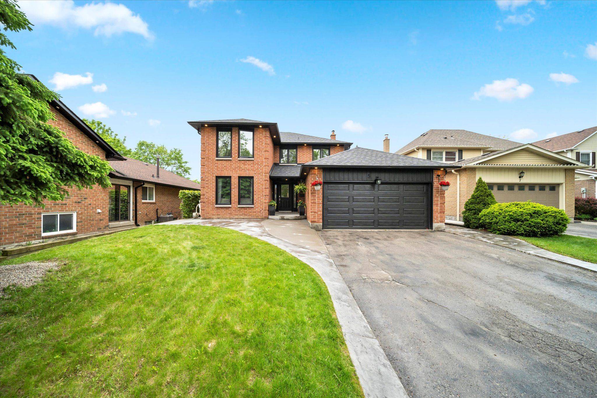 Whitby, ON L1P 1E5,5 Bateman CT