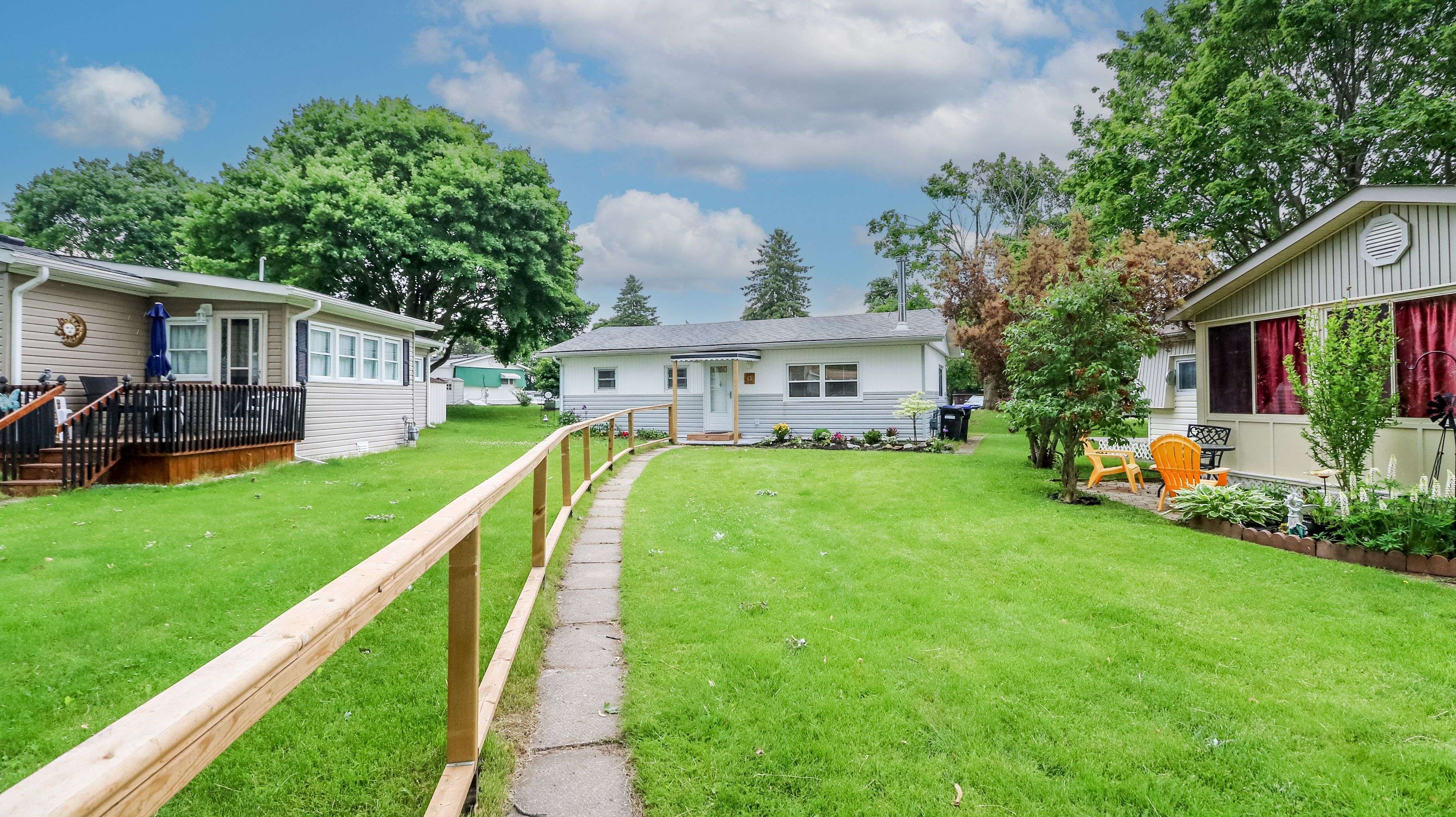 45 Hawthorne DR, Innisfil, ON L9S 1P1