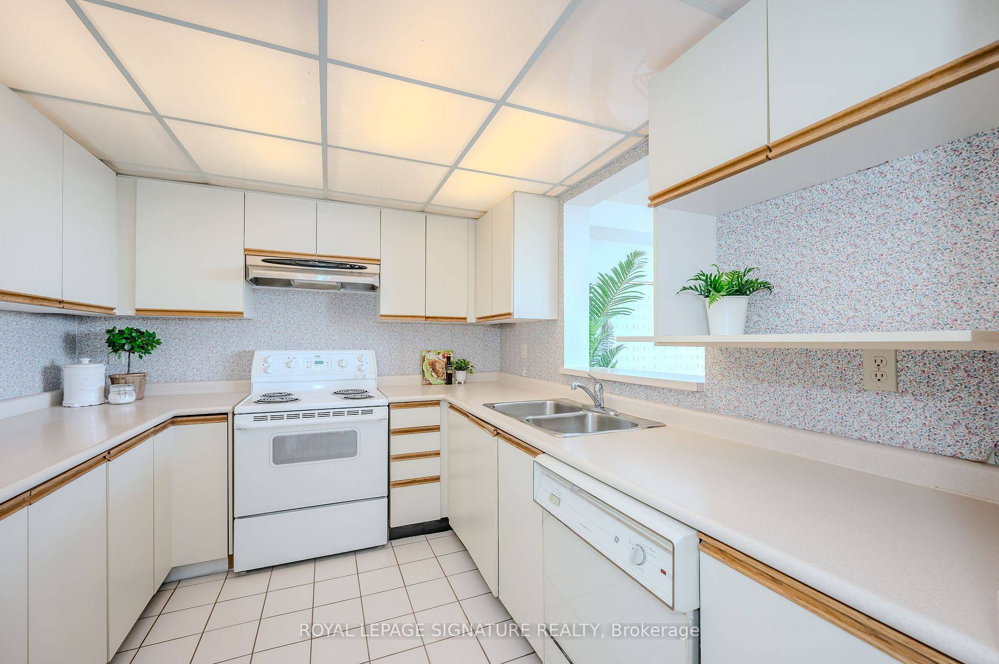 Halton Hills, ON L7G 5G5,26 Hall RD #412