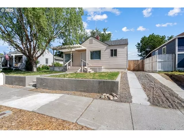 561 E RIDGEWAY AVE, Hermiston, OR 97838