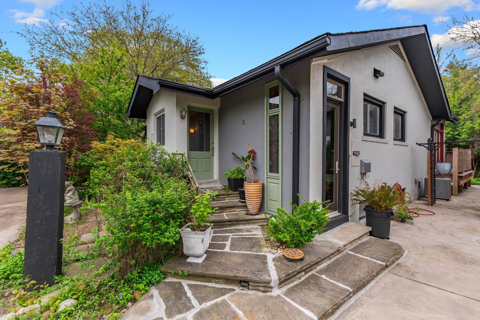 Toronto C13, ON M3B 2Y4,21 Yewfield CRES