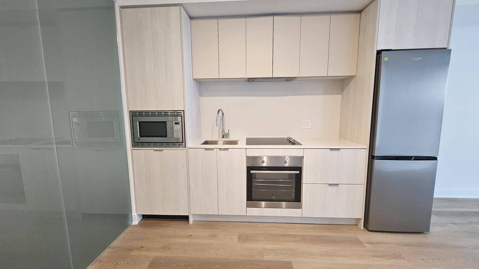 Mississauga, ON L5A 0B1,86 Dundas ST E #1319