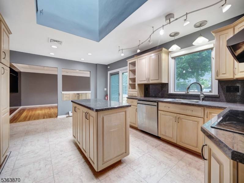 Clifton City, NJ 07013,39 Daniels Dr