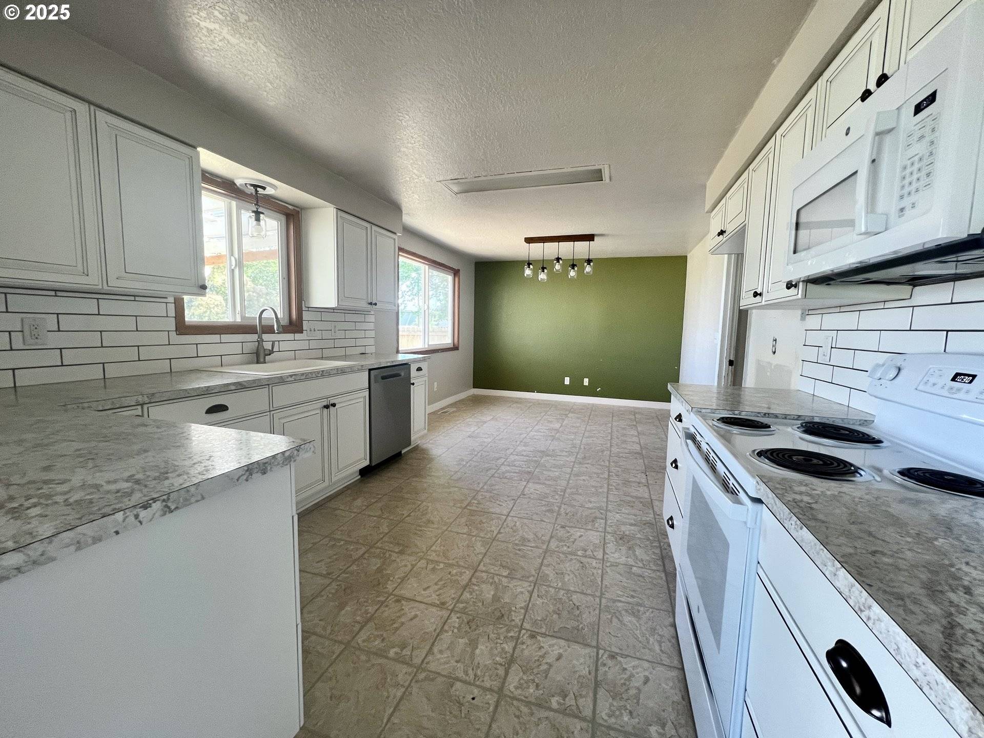 Hermiston, OR 97838,940 W MADRONA AVE