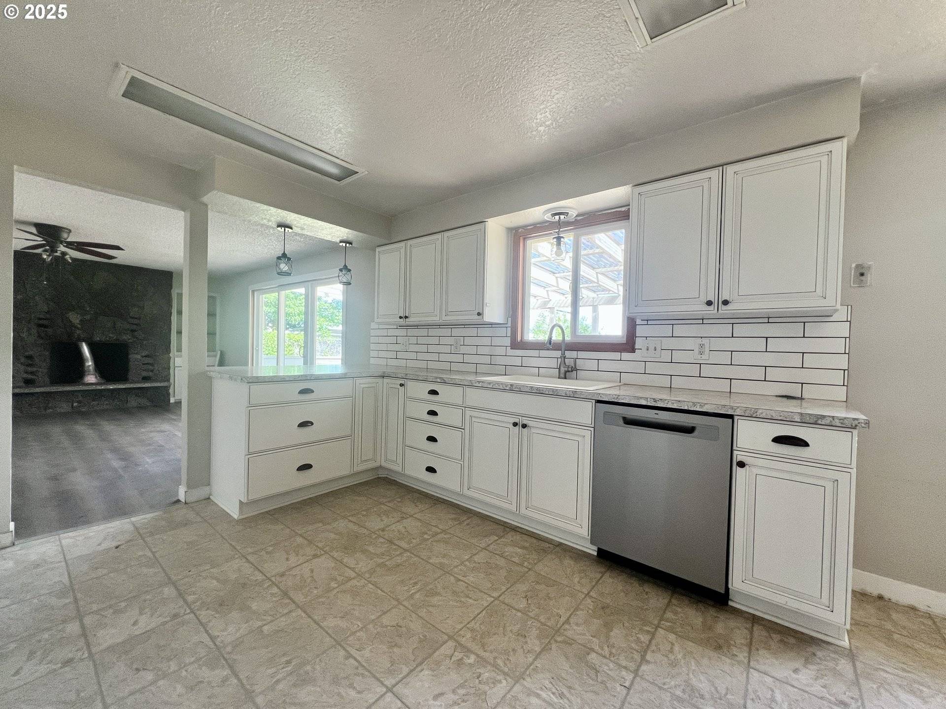 Hermiston, OR 97838,940 W MADRONA AVE