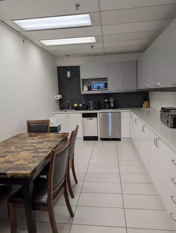 Markham, ON L3R 9W9,8920 Woodbine AVE #405