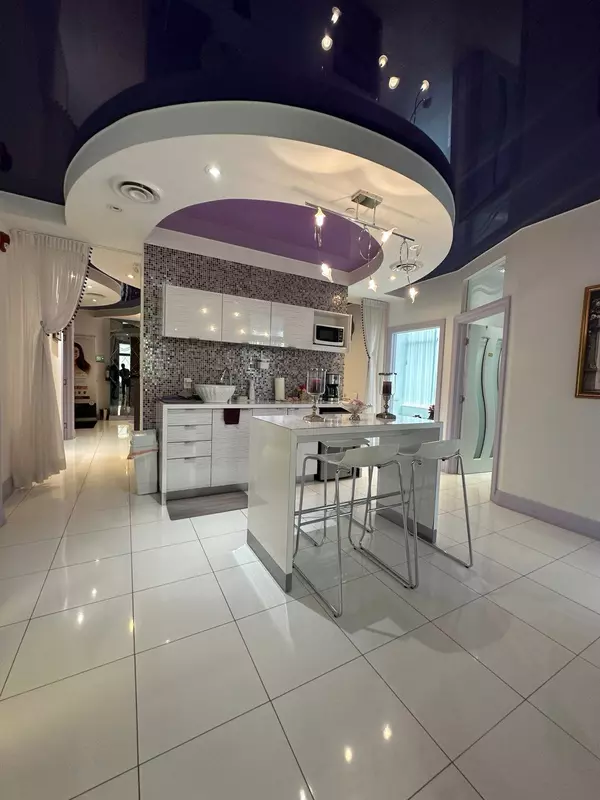 Richmond Hill, ON L4C 3B8,10376 Yonge ST #208 - ROOM 1