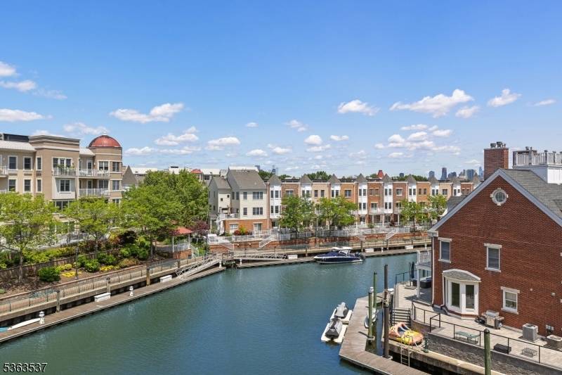 Jersey City, NJ 07305,205-32 Shearwater Ct W #32