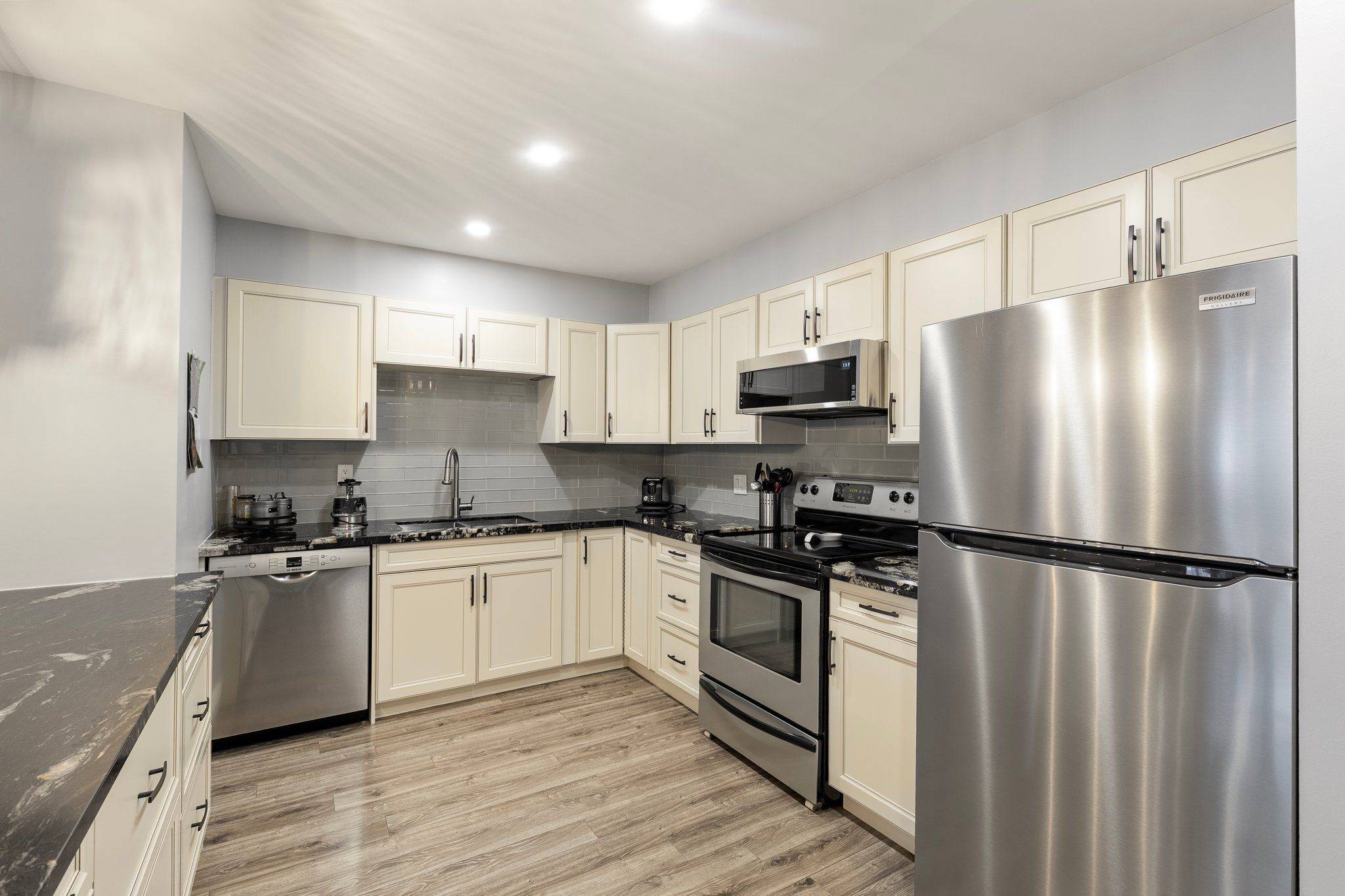 Barrie, ON L4M 6J3,126 Bell Farm RD #B08