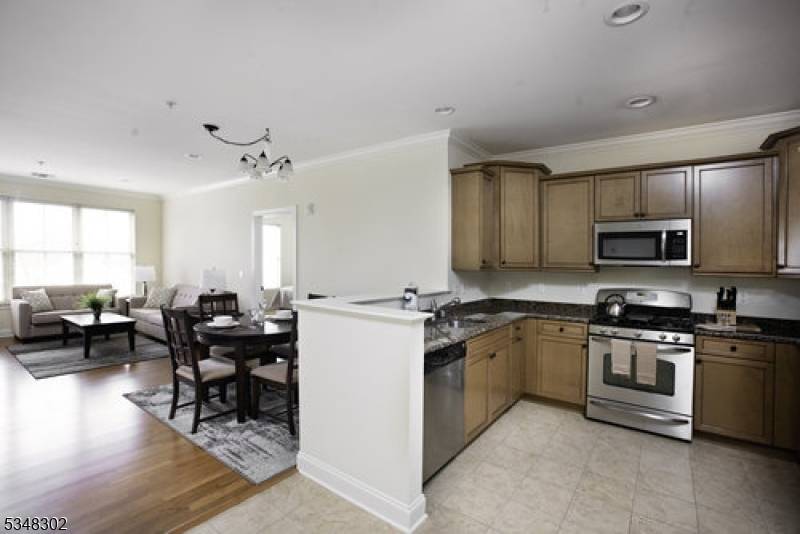 Summit City, NJ 07901,545 Morris Ave #220