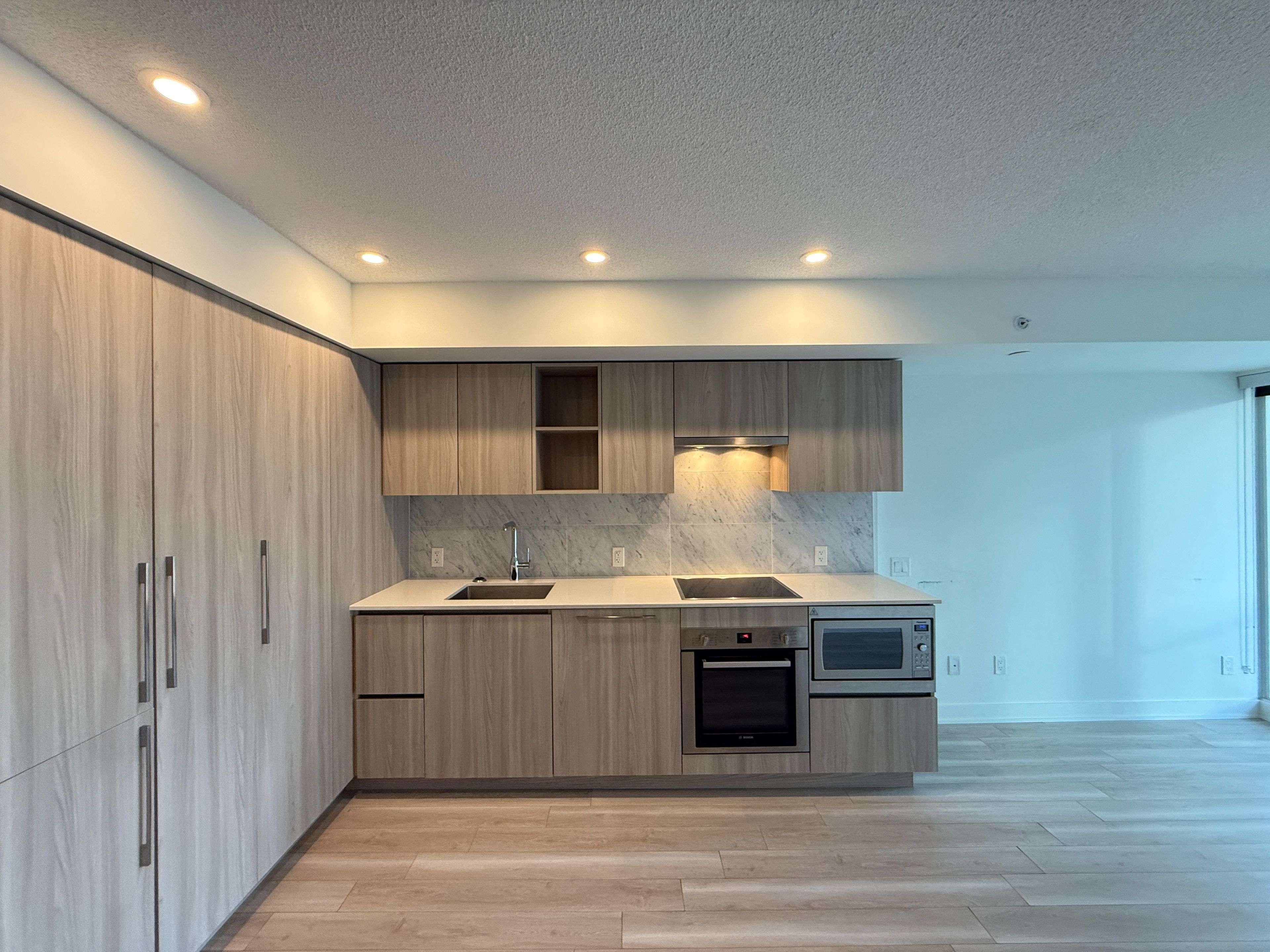 Toronto C01, ON M5V 0N2,19 Bathurst ST #1010