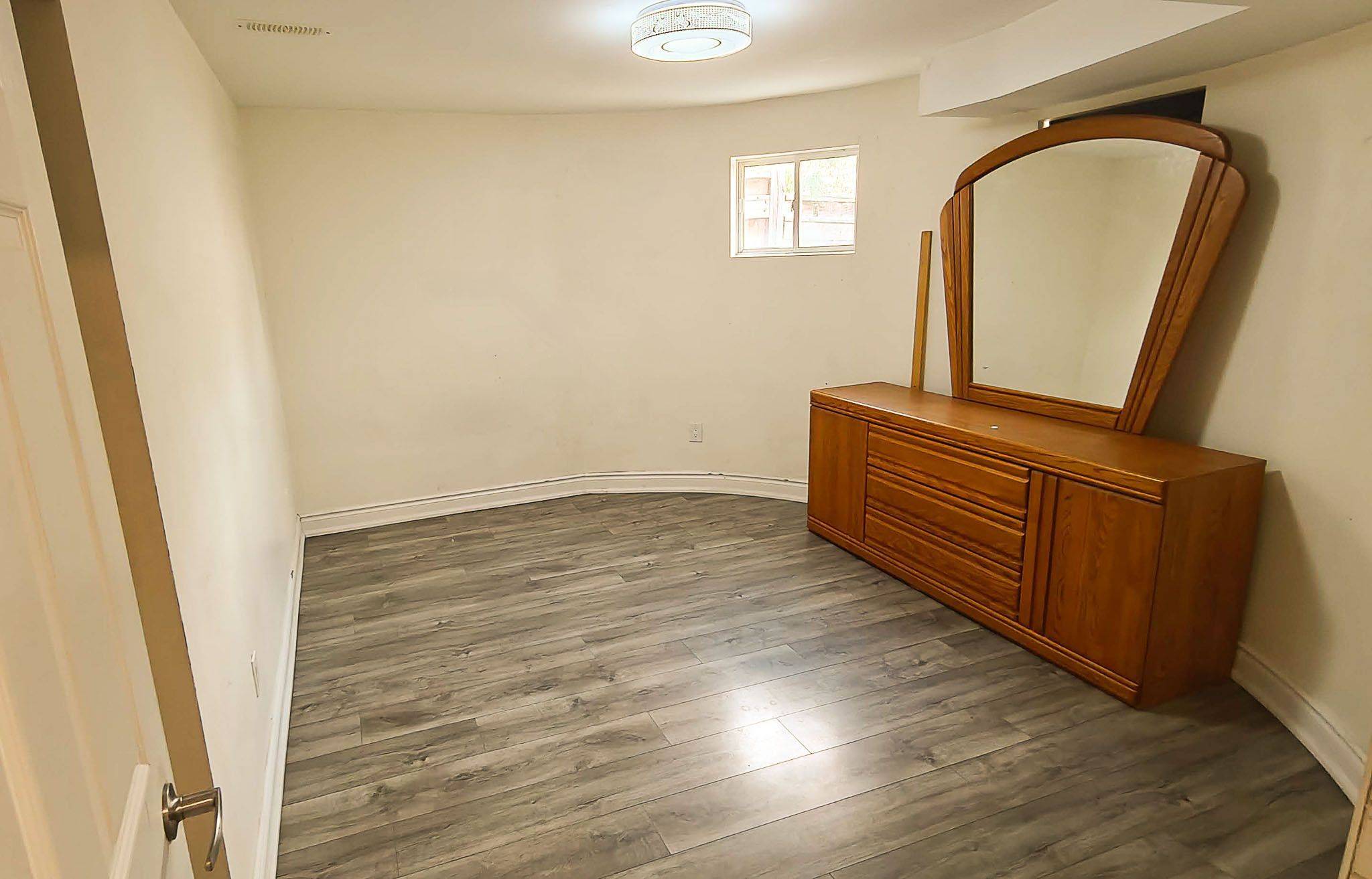 Aurora, ON L4G 7X7,6 Reynolds CRES #Basement