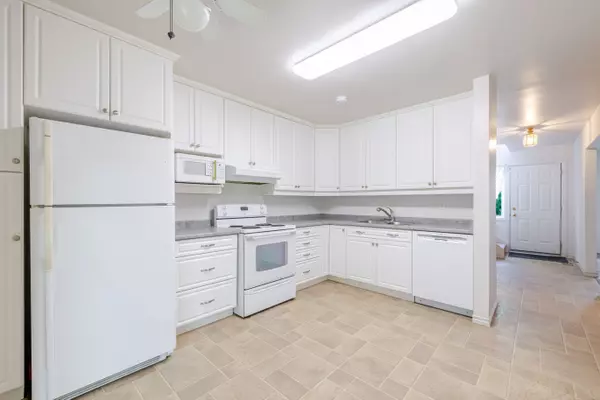 London South, ON N6K 1P8,657 Woodcrest BLVD #14