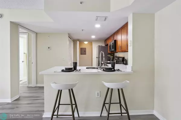 5051 Wiles Rd #201, Coconut Creek, FL 33073