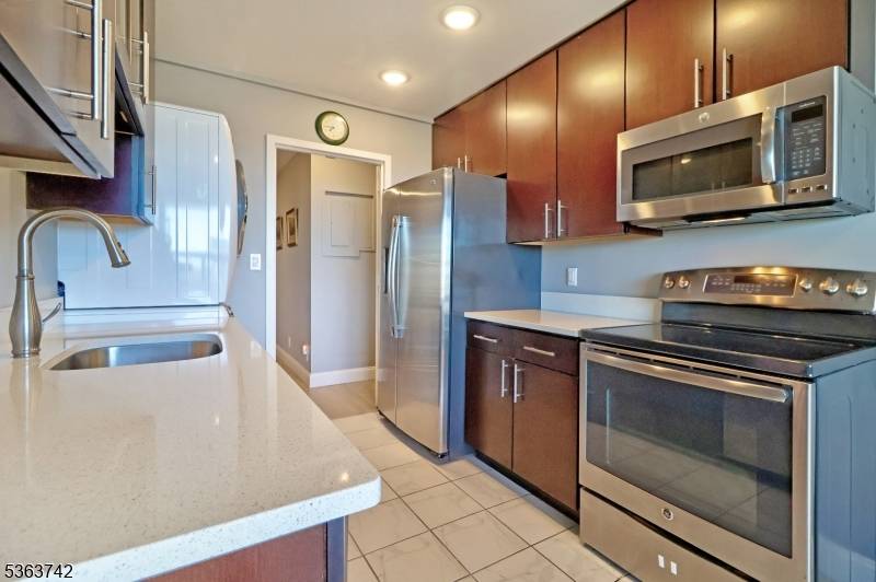 Verona Twp., NJ 07044,2 Claridge Dr. 7KE