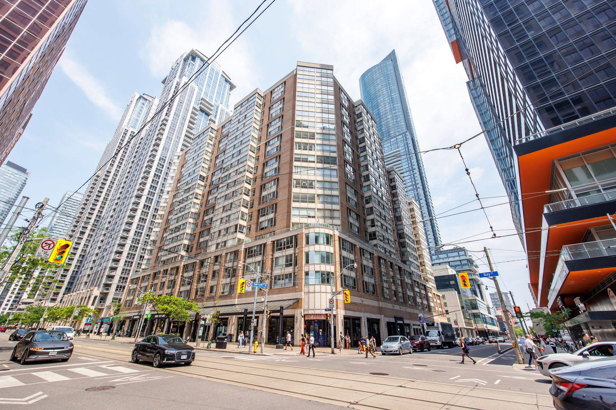 711 Bay ST #817, Toronto C01, ON M5G 2J8