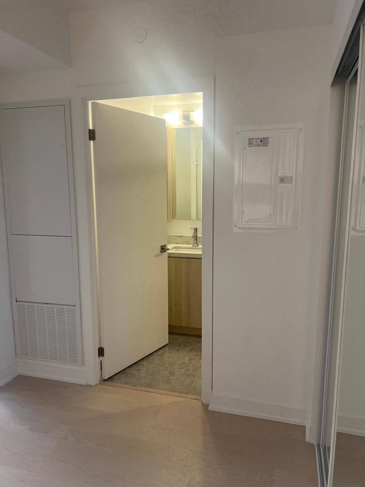 Toronto C08, ON M5B 1Z2,252 Church ST E #2216