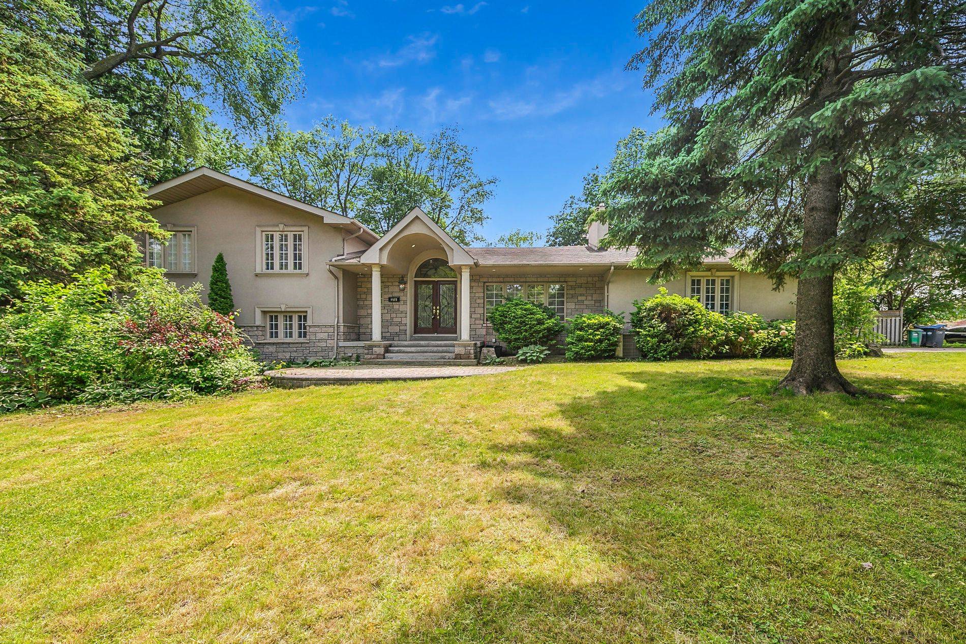1572 KNARESWOOD DR, Mississauga, ON L5H 2M1
