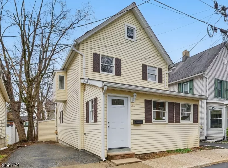 5 Walker St, Newton Town, NJ 07860