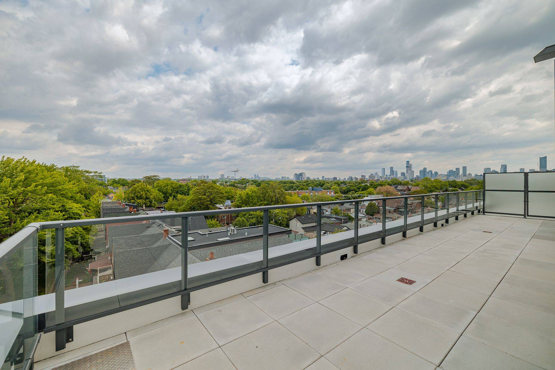 Toronto C01, ON M6J 0H3,5 Lakeview AVE #609