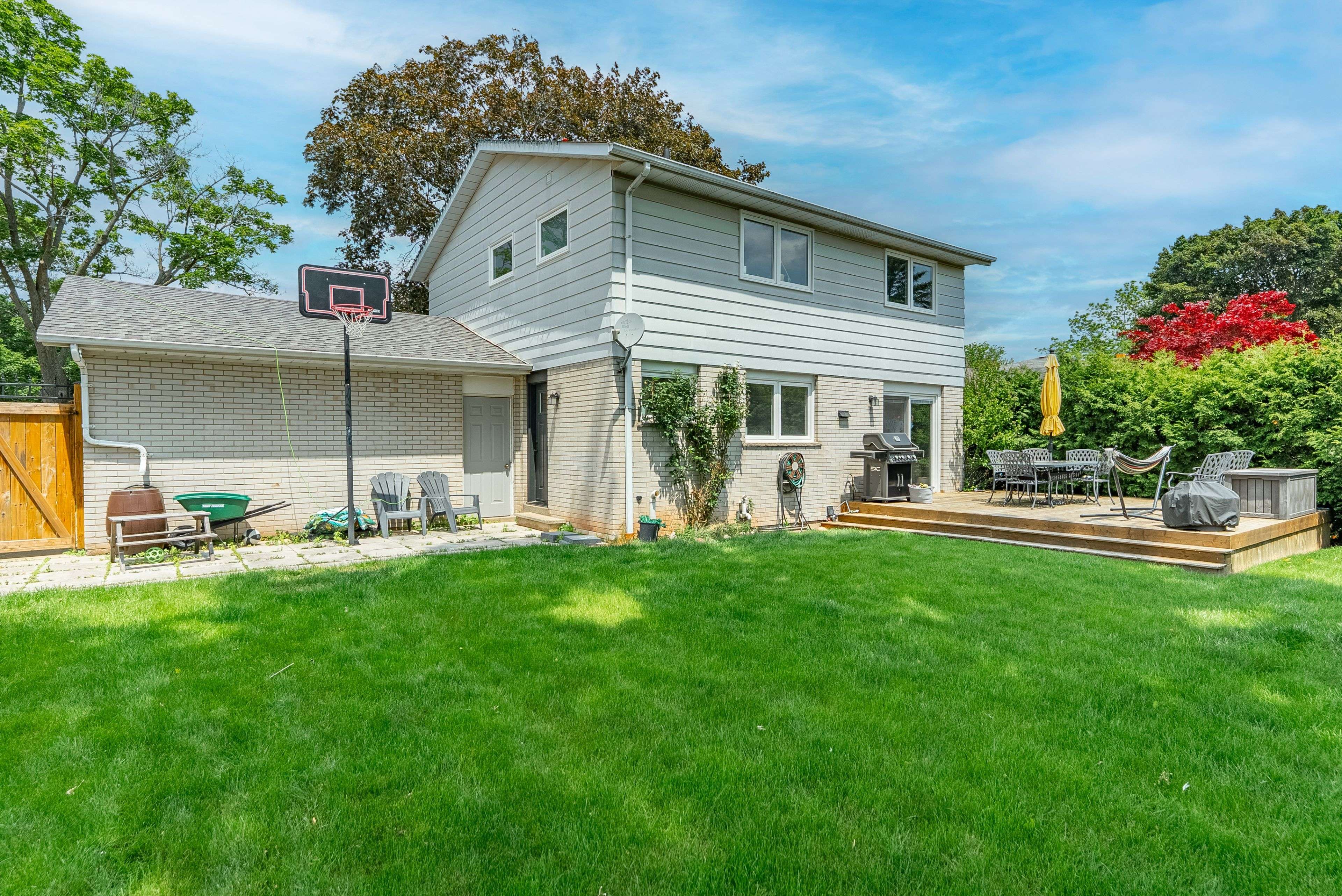 Oakville, ON L6L 2H8,2264 Yolanda DR