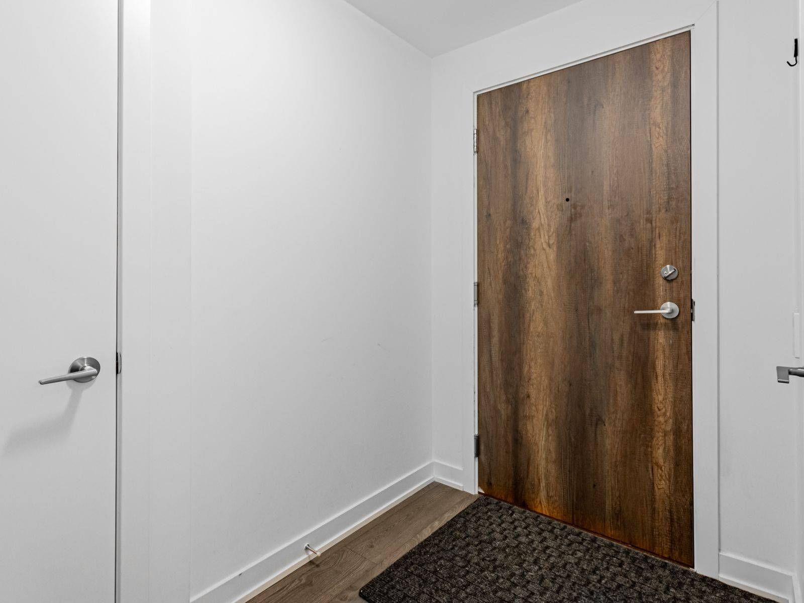 Toronto W06, ON M8Y 4G9,251 Manitoba ST #1802