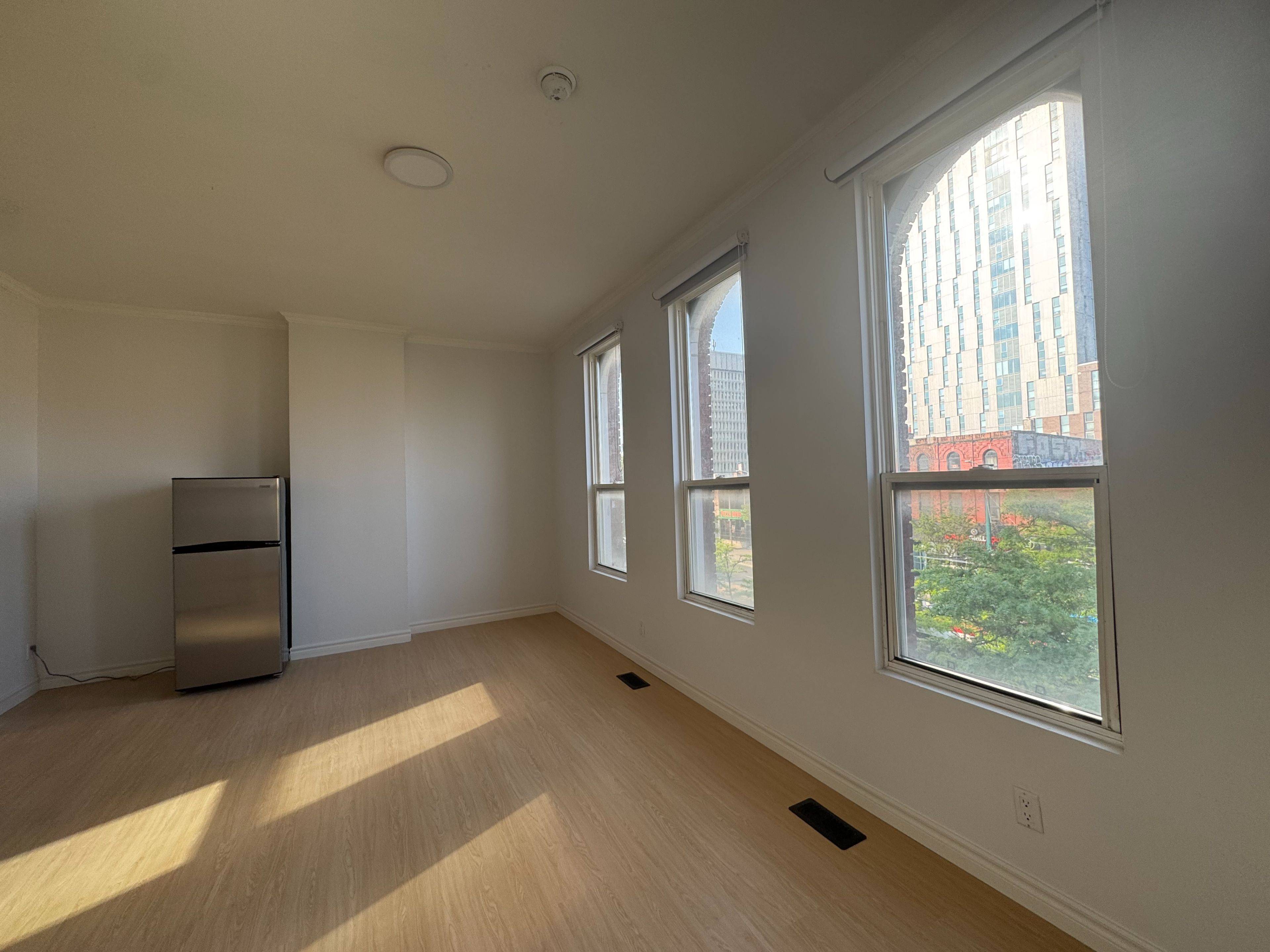 Toronto C01, ON M5T 2G8,440 Spadina AVE #301