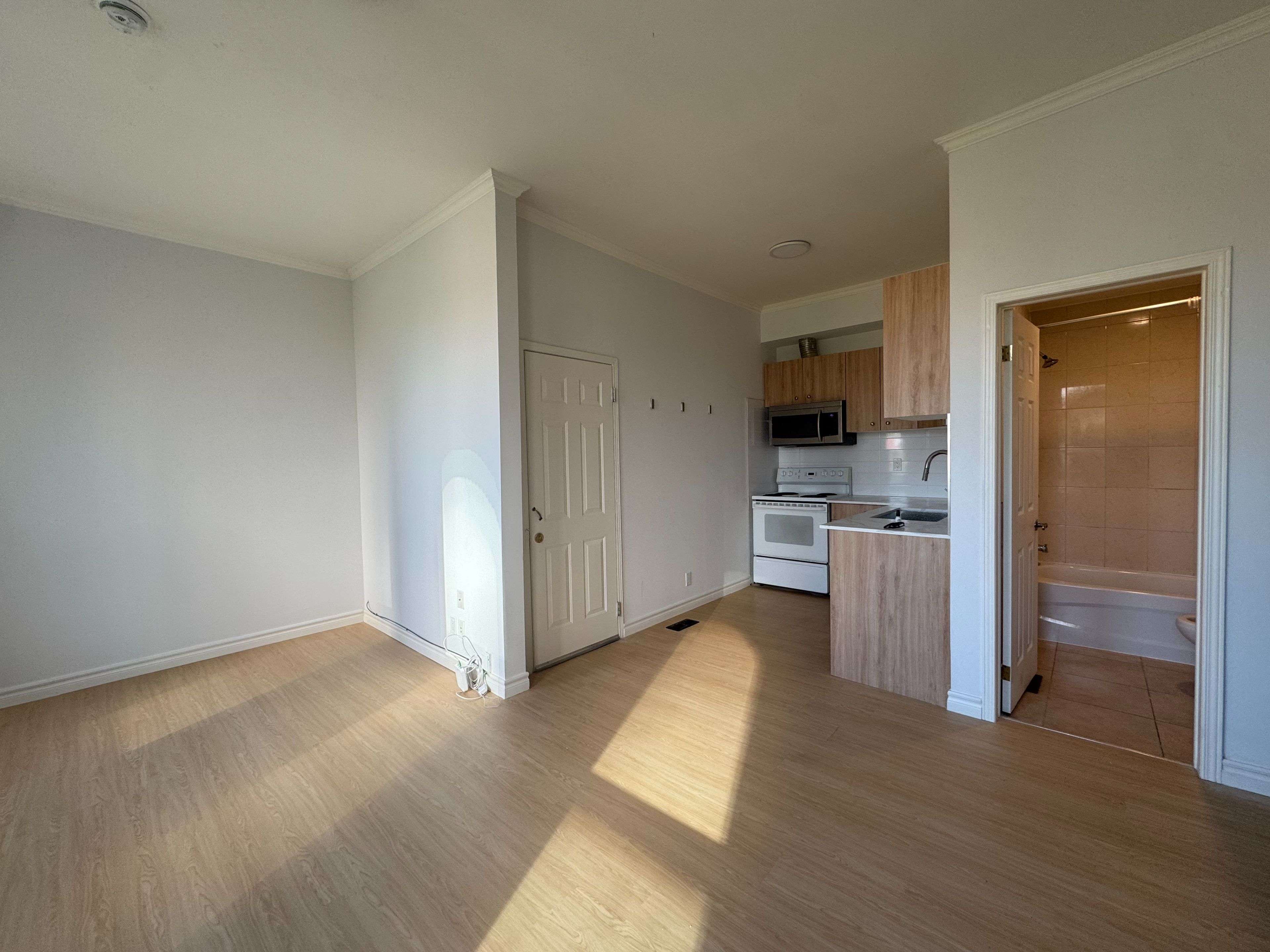 Toronto C01, ON M5T 2G8,440 Spadina AVE #301