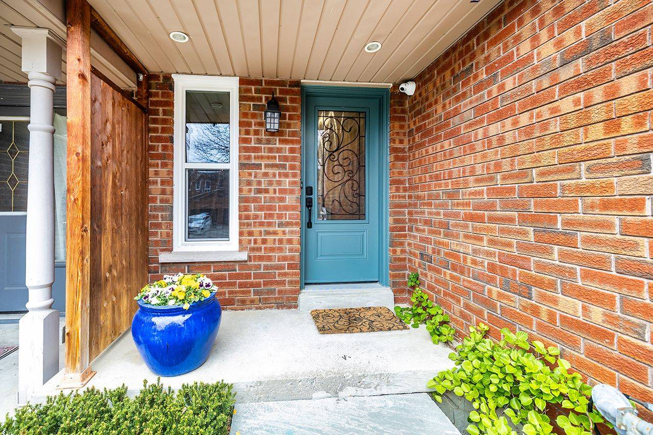 Whitby, ON L1R 2C9,12 Fulton CRES