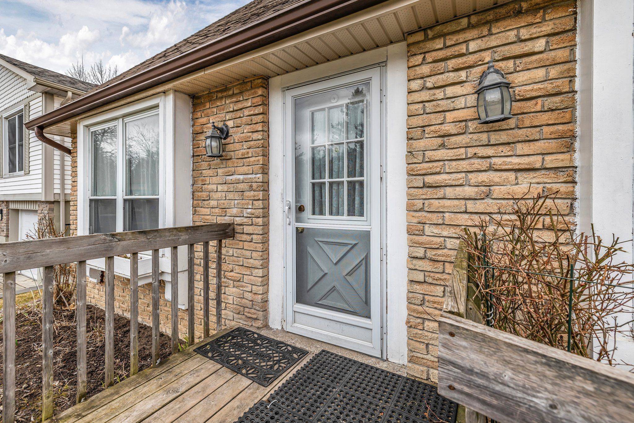 Newmarket, ON L3Y 3C7,856 Magnolia AVE