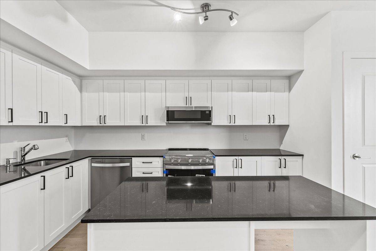 Mississauga, ON L5L 3H9,1063 Douglas Mccurdy Comm CIR #1008