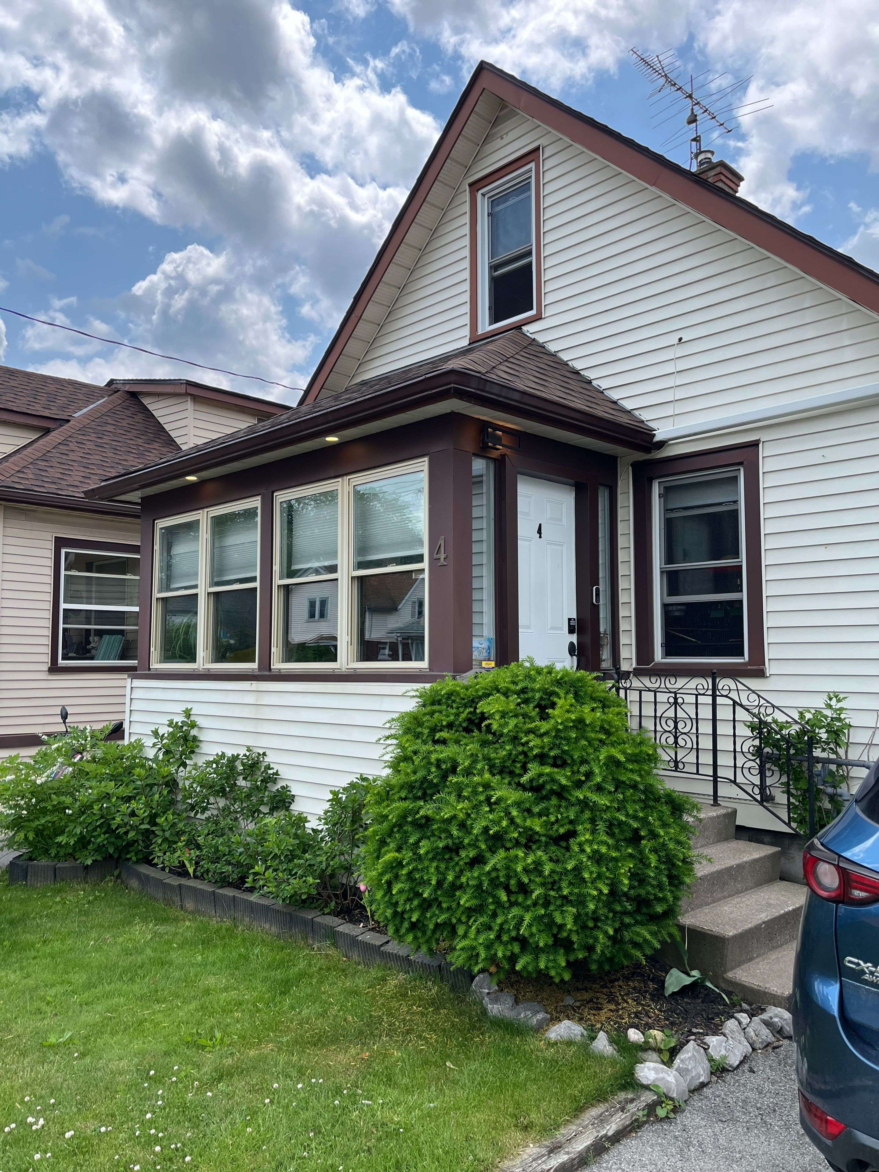 4 MANNING ST, St. Catharines, ON L2R 1H8