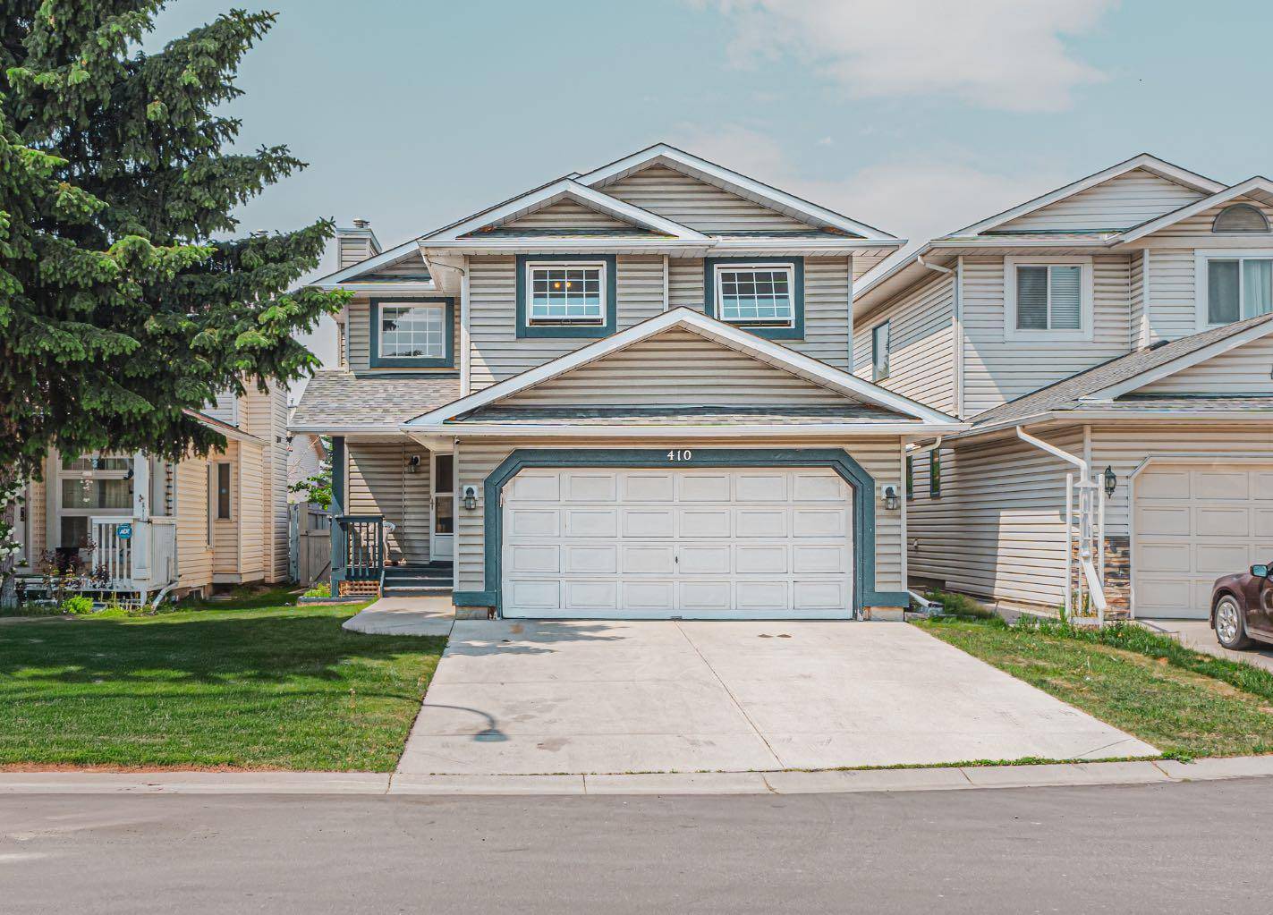 410 Mt Cornwall CIR Southeast, Calgary, AB T2Z 2J6