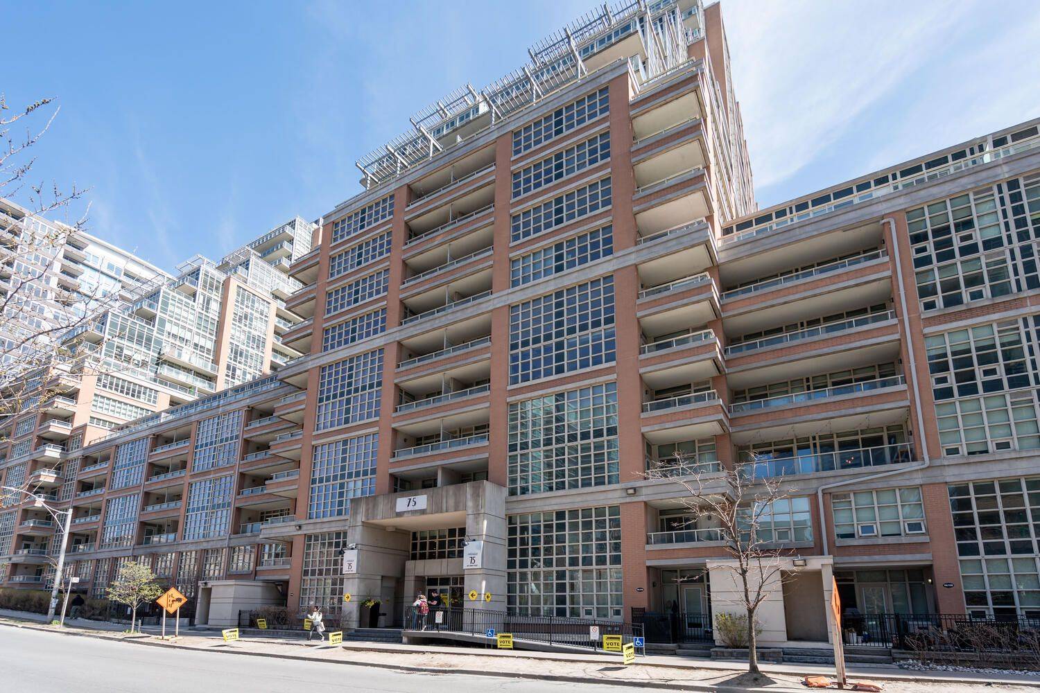 Toronto C01, ON M6K 3R3,75 East Liberty ST #819