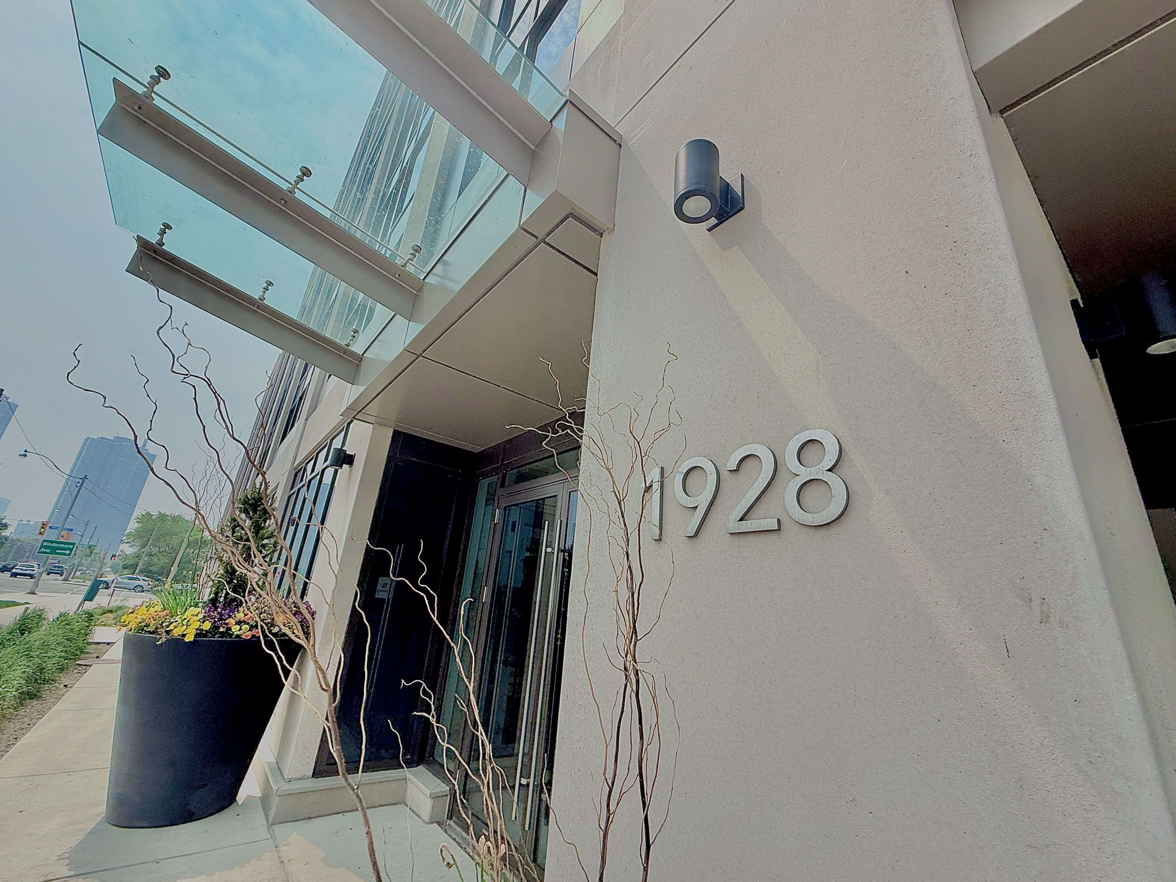 Toronto W01, ON M6S 0B1,1928 Lake Shore BLVD W #3605