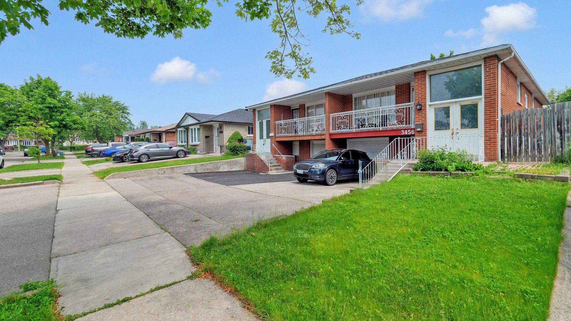Mississauga, ON L5C 1X5,3456 Oakglade CRES
