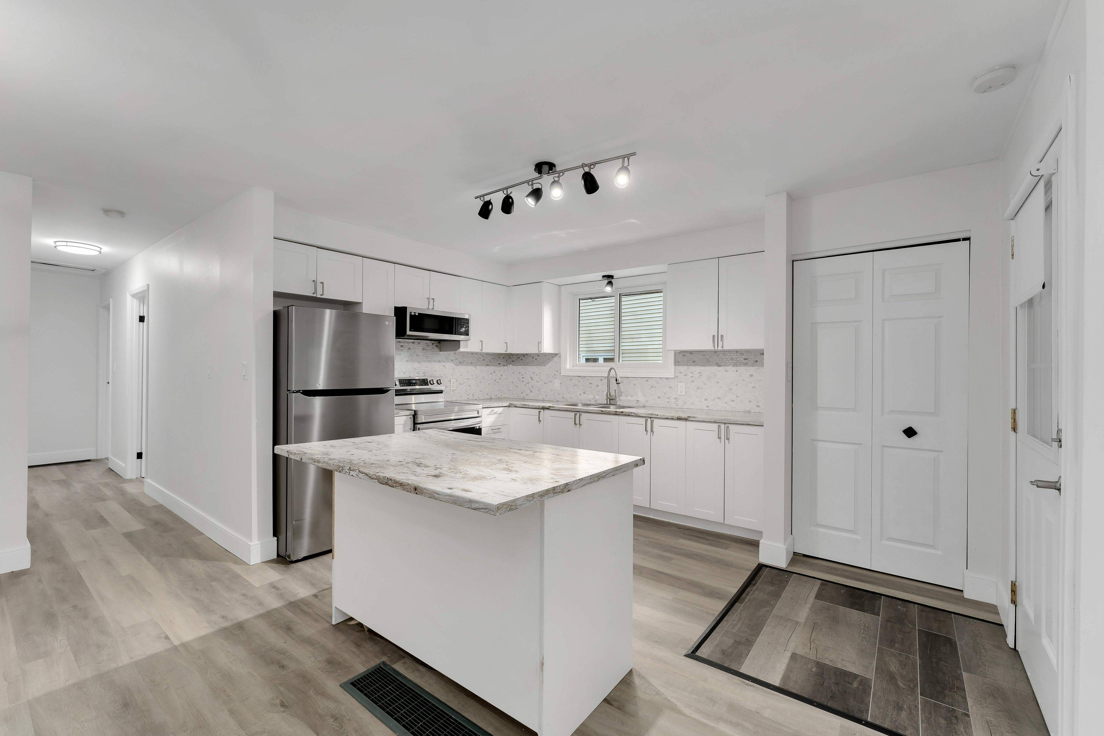 Kingston, ON K7K 5X1,21 Carriage Court AVE