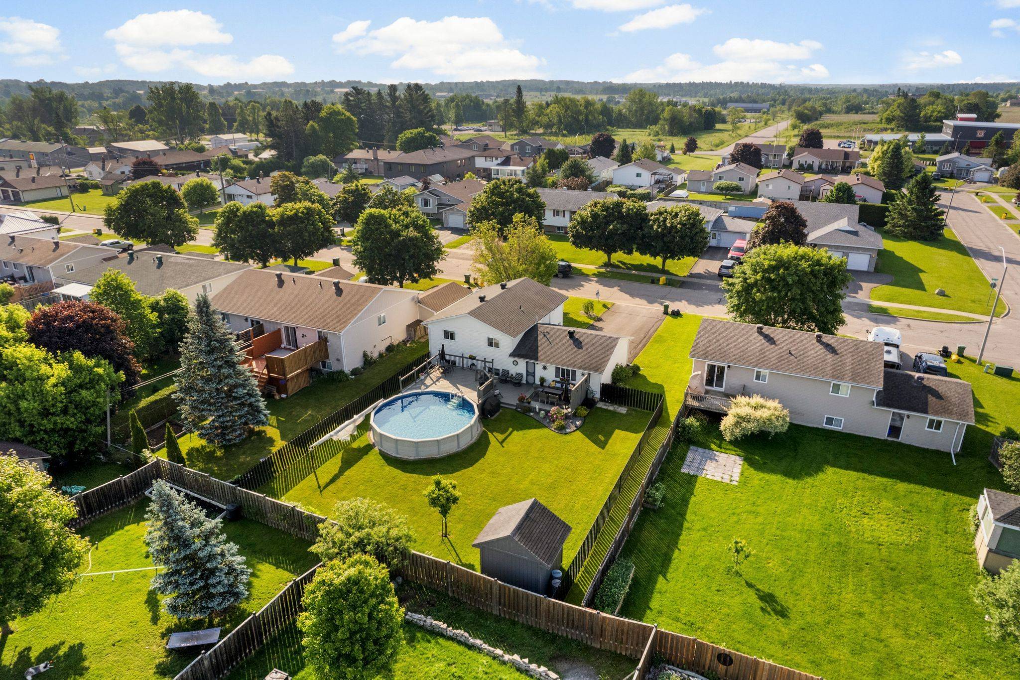 Pembroke, ON K8A 3Y9,610 Moss DR