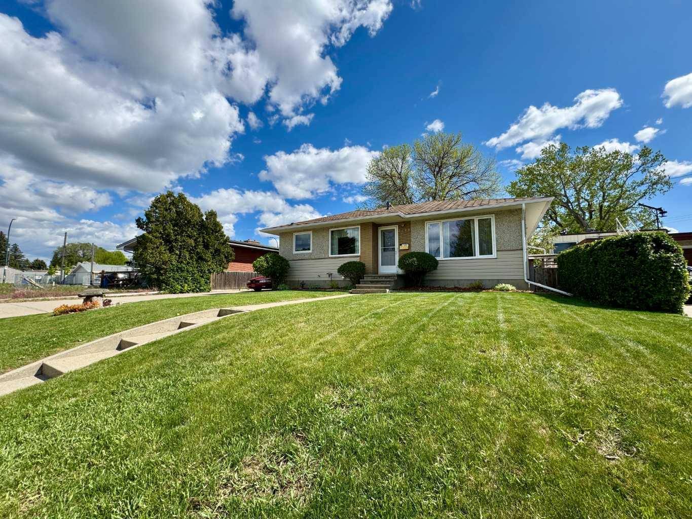 Lethbridge, AB T1H 0R5,2218 5 A AVE North