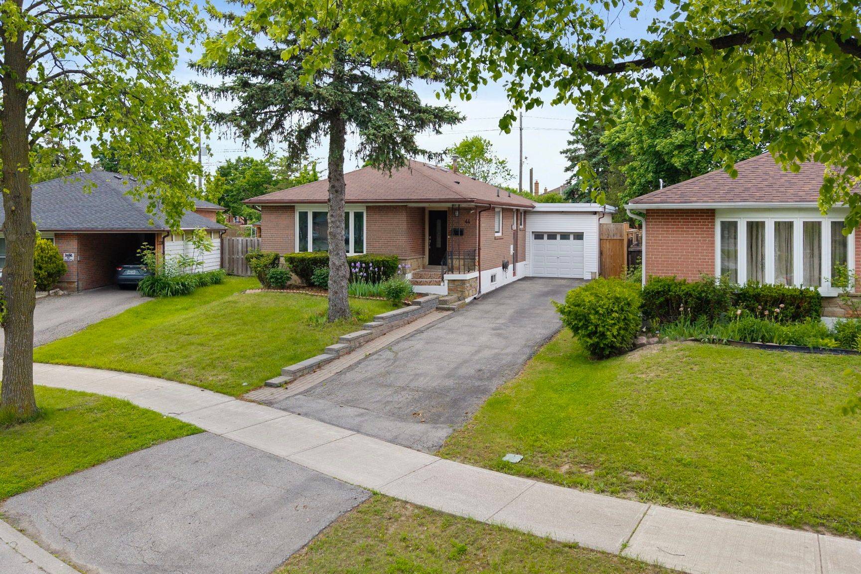 44 Almayo CRES, Toronto W10, ON M9V 2L4