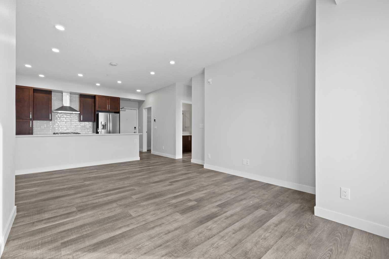 Calgary, AB T2C5V3,255 Les Jardins PARK Southeast #320