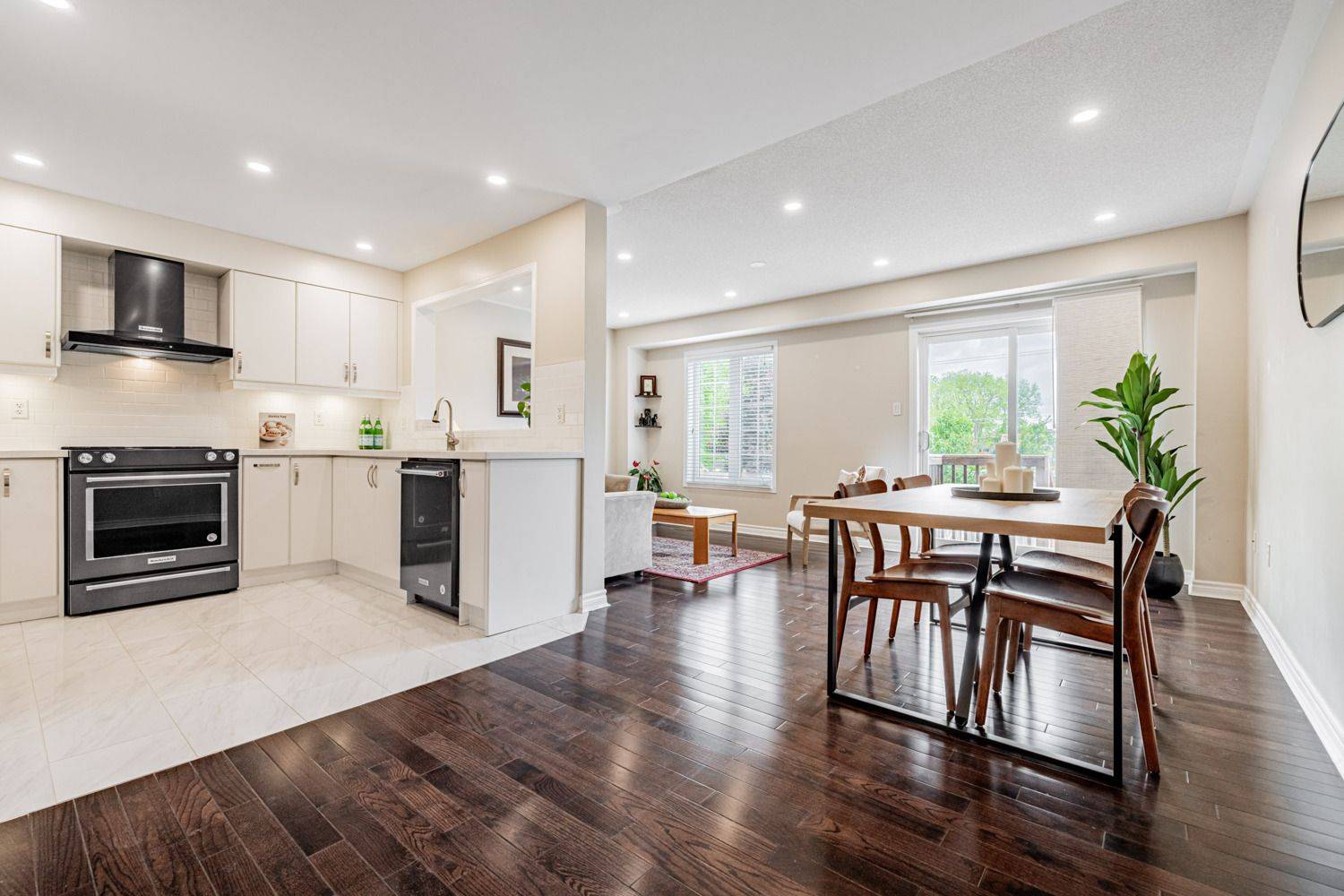 Newmarket, ON L3X 2W6,198 Banbrooke CRES