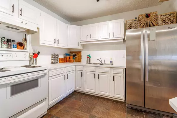 Calgary, AB T2V4S9,2520 Palliser DR SW #1301
