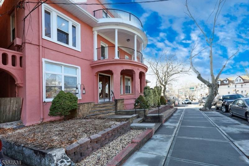 Weehawken Twp., NJ 07086,720 Boulevard
