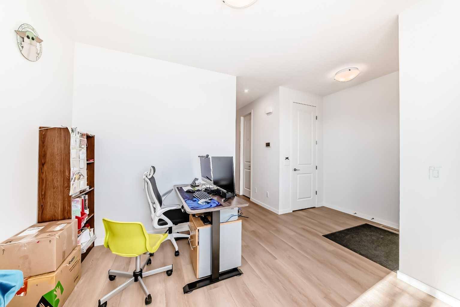 Calgary, AB T3R 1Z3,13 Edith Gate NW