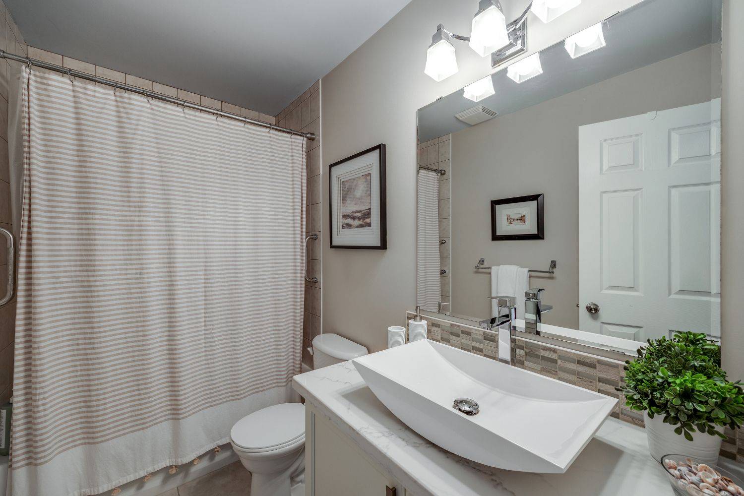 Clarington, ON L1C 0H3,571 Longworth AVE #9