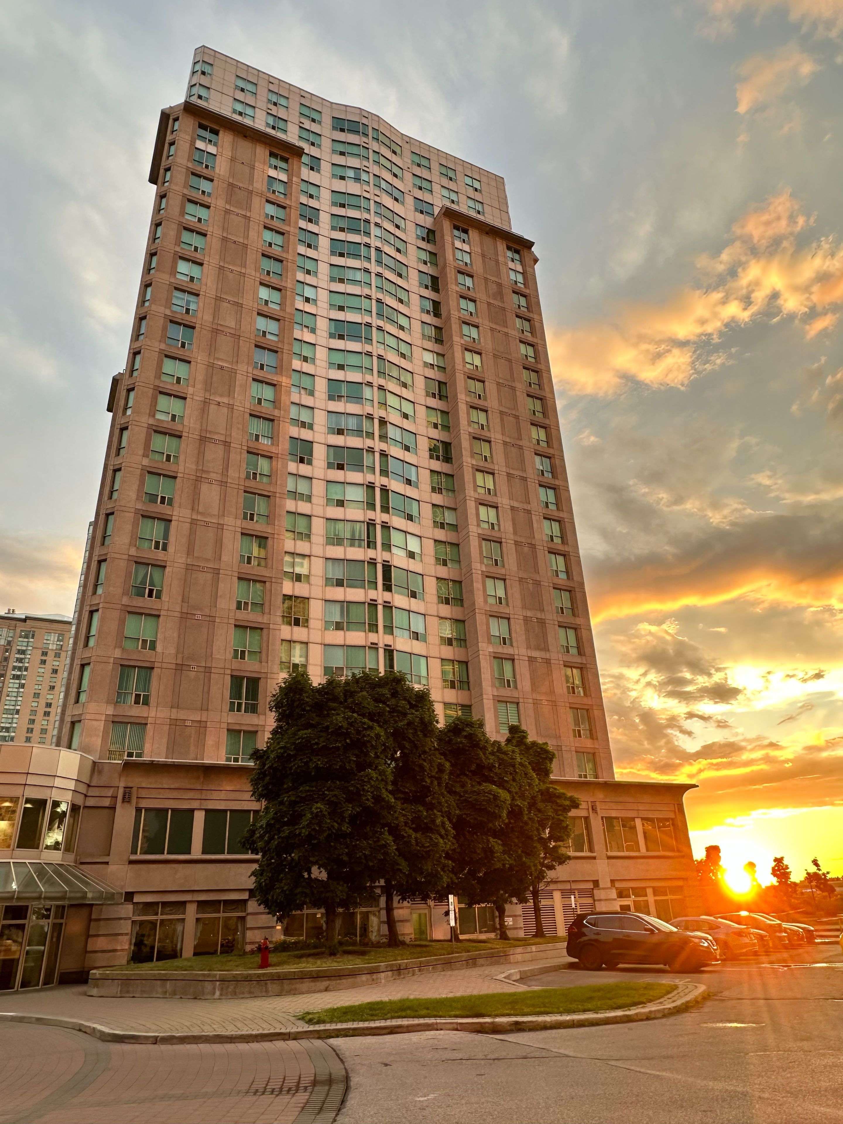 18 Lee Centre DR #2110, Toronto E09, ON M1H 3H5