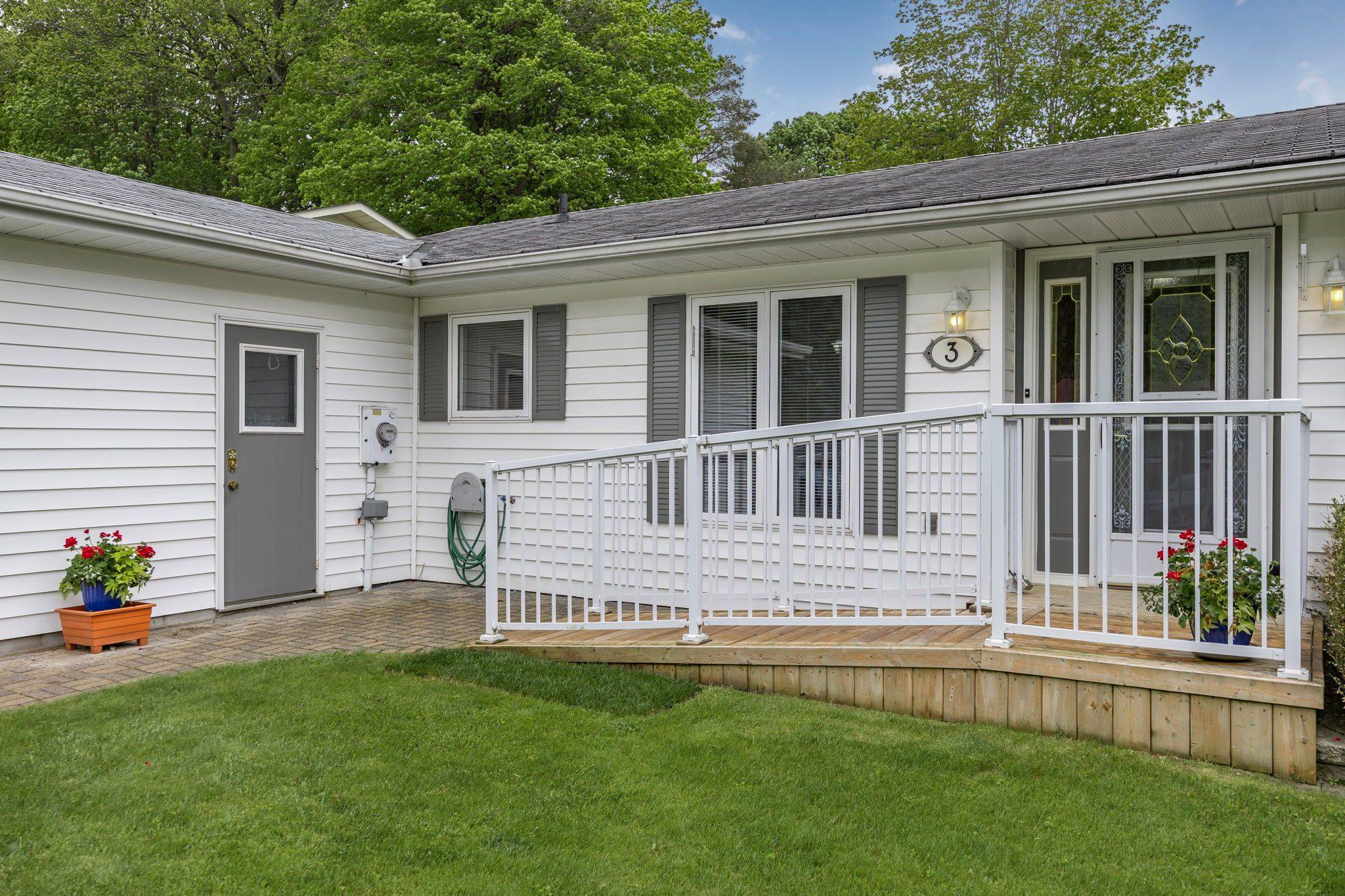 New Tecumseth, ON L0G 1W0,3 Pinetree CT